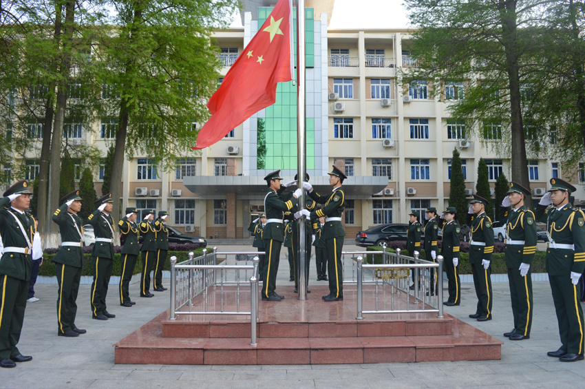 德赢AC米兰中国官方网站2015级新生升旗仪式暨国学教育活动顺利举行