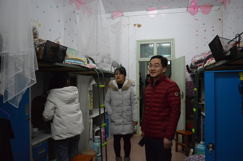 德赢官网领导老师走访学生宿舍