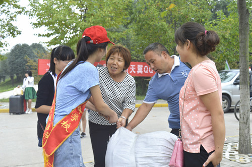 德赢AC米兰中国官方网站志愿迎新服务展风采