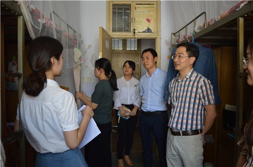 德赢官网领导老师走访毕业生宿舍