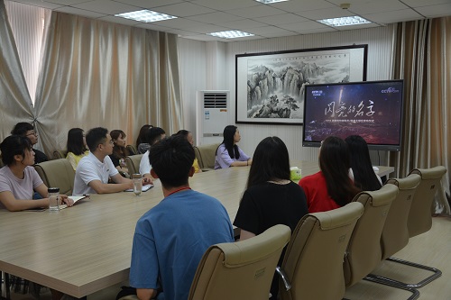 德赢AC米兰中国官方网站组织师生观看2019年最美高校辅导员、大学生发布仪式