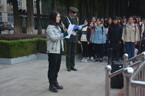 德赢AC米兰中国官方网站组织学生参加升国旗仪式