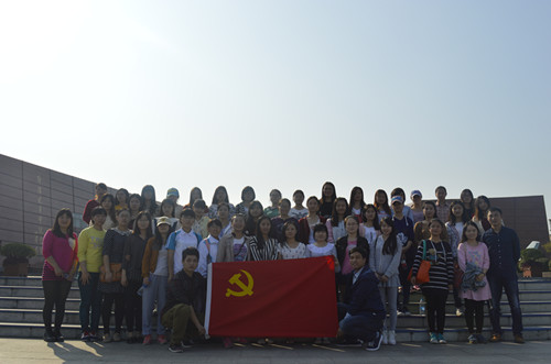 德赢官网学生党员前往鄂豫皖革命根据地缅怀革命先烈