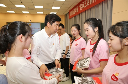 德赢AC米兰中国官方网站2017级翻译1班团支部举行“传承五四精神 做新时代青年”特别主题团日活动