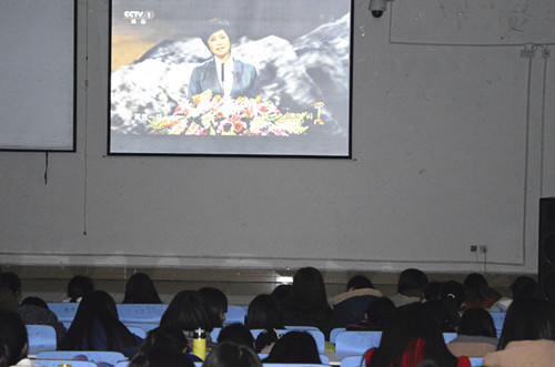 德赢AC米兰中国官方网站组织学生观看2015年《感动中国》颁奖晚会