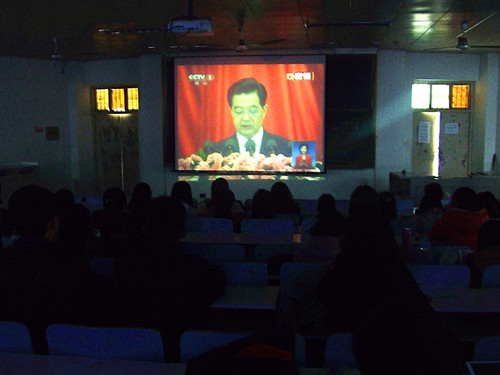 德赢AC米兰中国官方网站师生喜看党的十八大开幕式直播