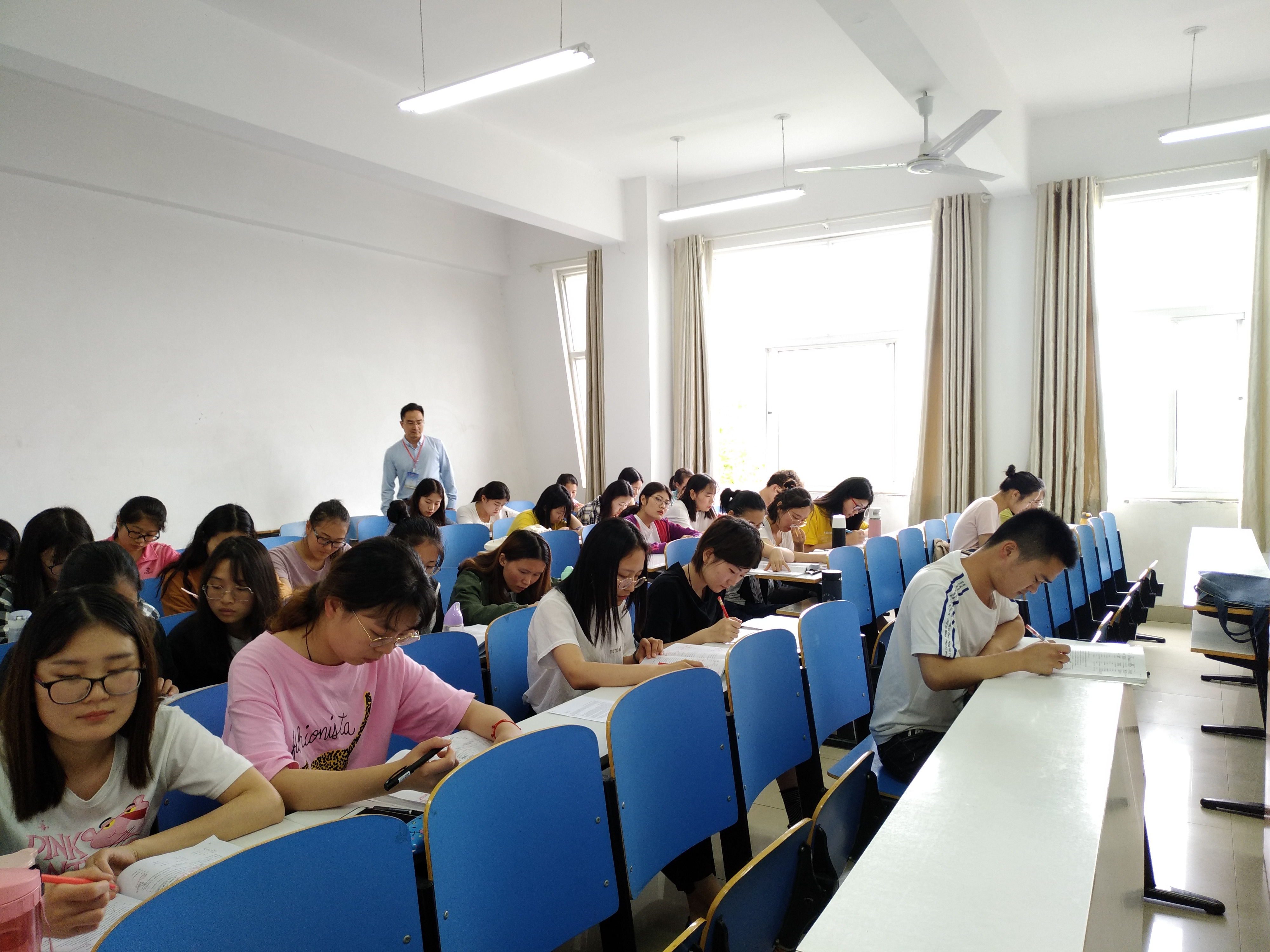 德赢AC米兰中国官方网站2018-2019学年第二学期第十四周教学检查