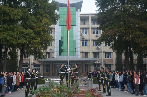 德赢AC米兰中国官方网站组织学生参加升国旗仪式