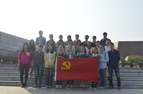 德赢官网学生党员前往鄂豫皖革命根据地缅怀革命先烈