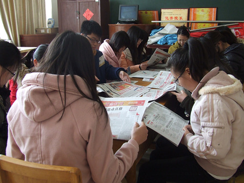 德赢AC米兰中国官方网站多途径组织学生关注学习“两会”精神