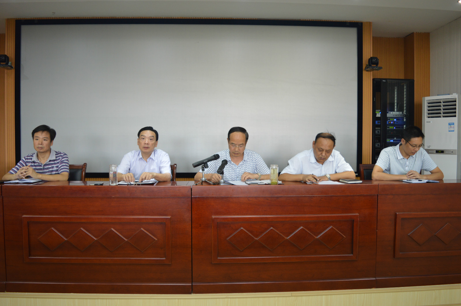 德赢AC米兰中国官方网站召开新学期教职工大会