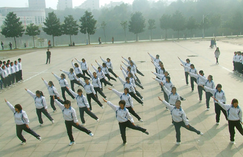 德赢AC米兰中国官方网站举行2012级新生广播操比赛