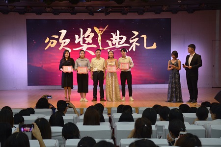 德赢官网成功举办欢送2018届毕业生晚会暨优秀毕业生及考研明星颁奖典礼