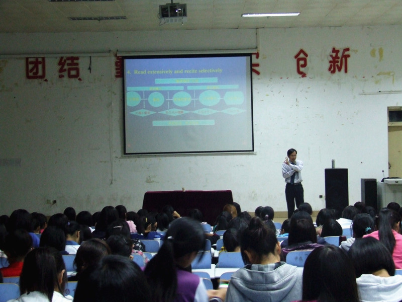 德赢AC米兰中国官方网站举办新生入学教育第二讲“我的外语梦”
