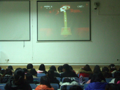德赢AC米兰中国官方网站组织学生观看感动中国2014年颁奖典礼视频