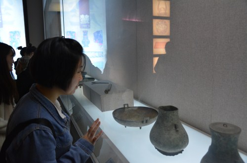 德赢AC米兰中国官方网站组织开展“淮上故园――信阳博物馆历史文化之旅”活动