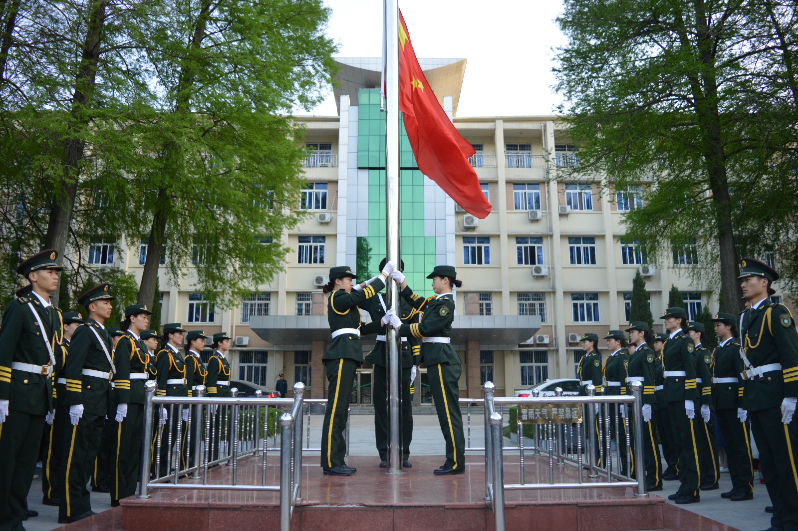 德赢AC米兰中国官方网站组织学生参加升国旗仪式